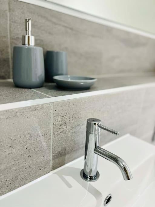 Modern One Bedroom Apartment Near Old Trafford Stadium Manchester Zewnętrze zdjęcie